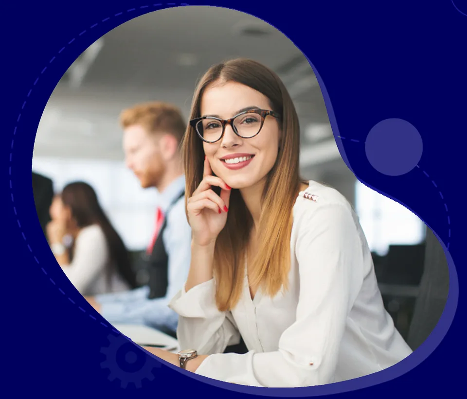 Consulente digitale che accoglie il cliente con professionalità
